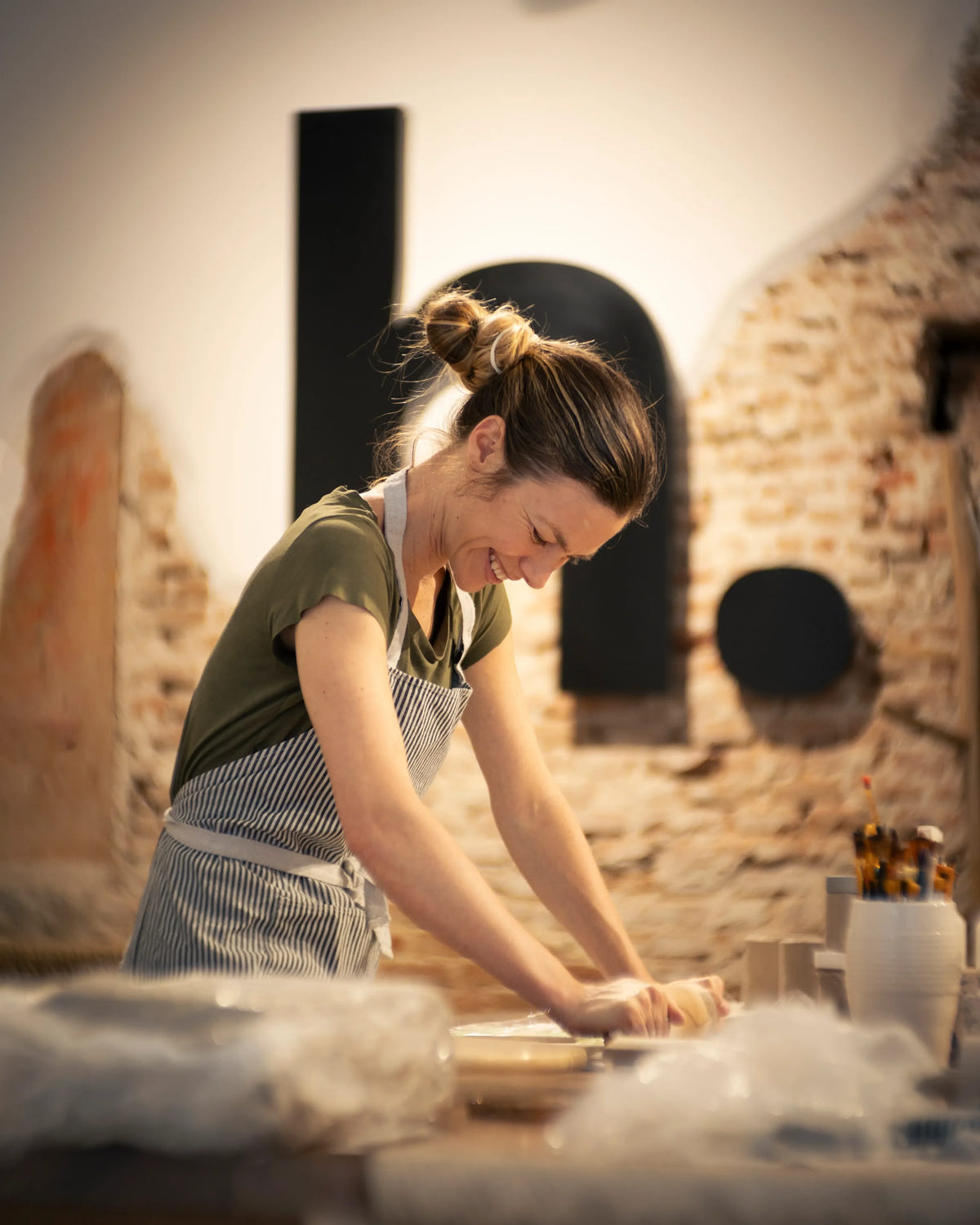 Modelado de cerámica en el estudio Hilario en Madrid