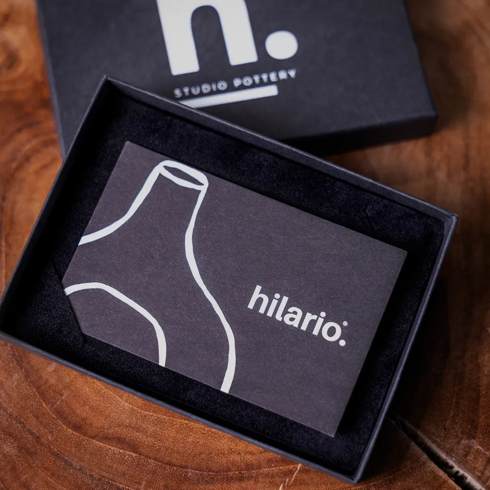 Detalle de la tarjeta de regalo Hilario dentro de su caja